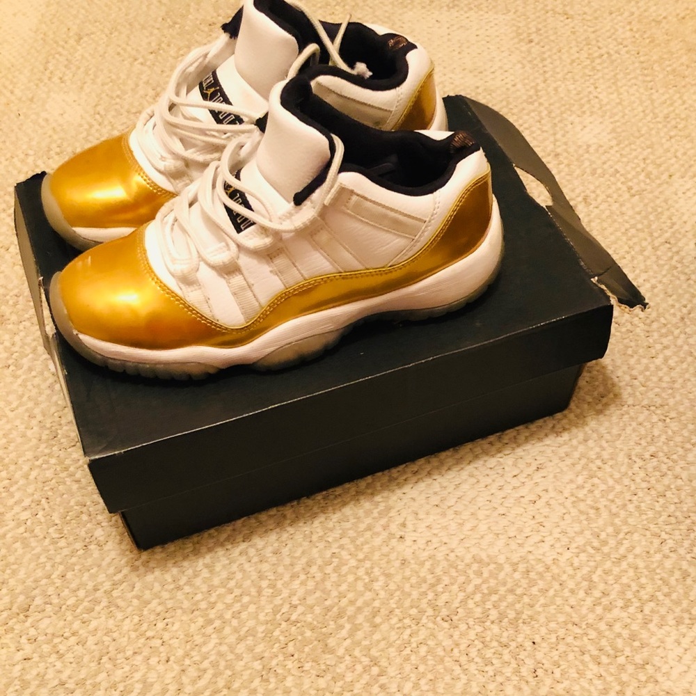 Air Jordan’s 6 retro white & gold